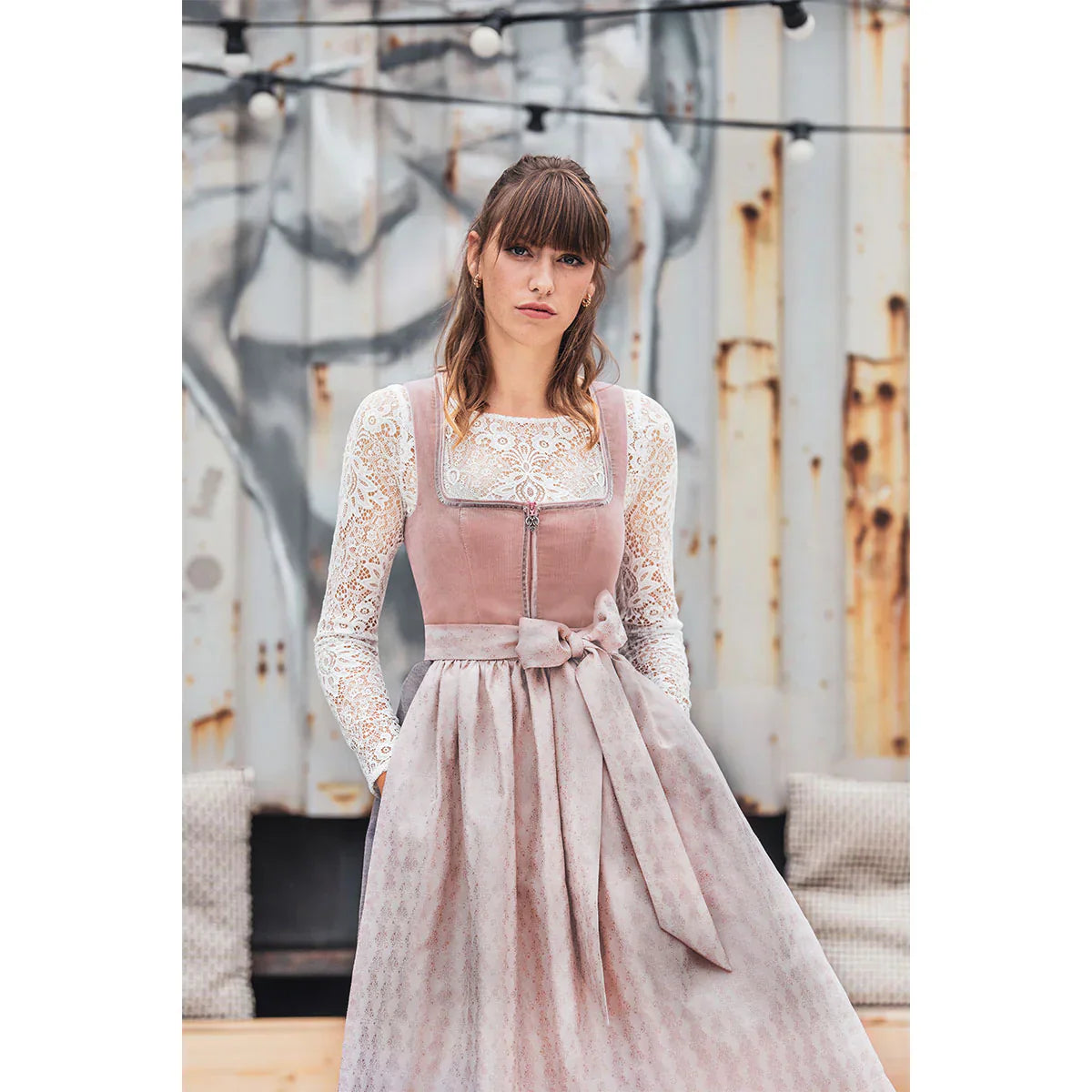 Dirndl mit Cord mit strukturierter OberflĂ€che, elegant und modern fĂŒr festliche AnlĂ€sse