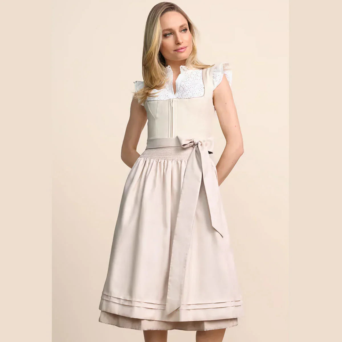 KrĂŒger Dirndl Beige mit SchĂŒrze - Zeitlose Eleganz & stilvolle Trachtenlooks