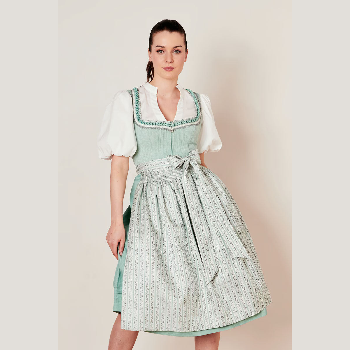 Türkisfarbenes Dirndl mit hochwertigem Stoff und Schürze