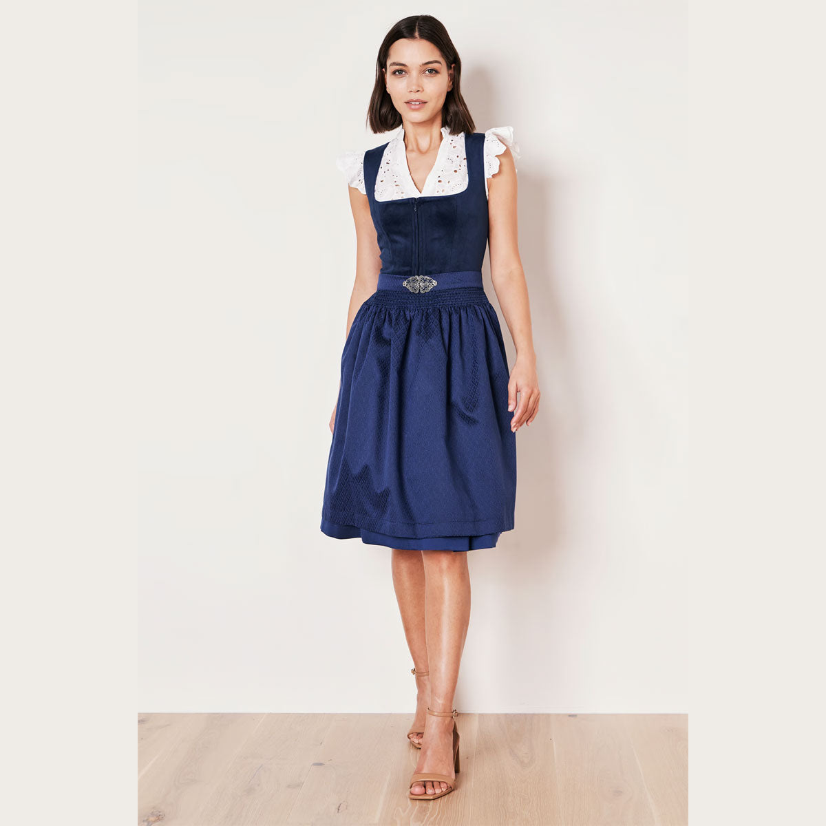 Krüger Dirndl in Größe 38 in Blau mit Samtmieder und Gürtelschließe für Wiesn und Trachtenhochzeit