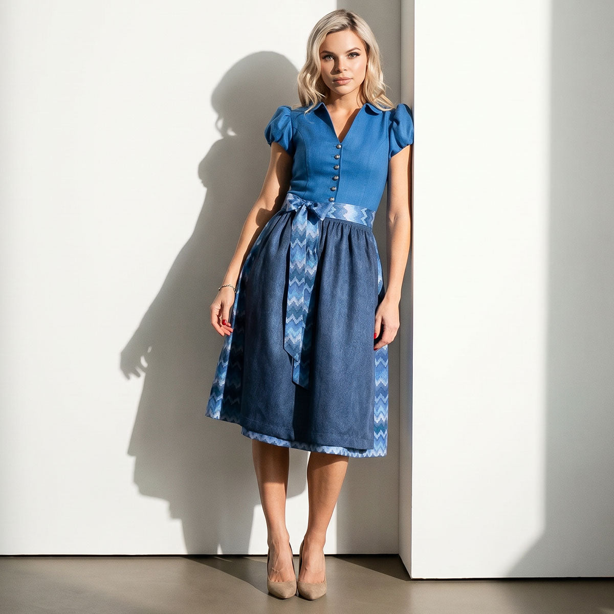 Ausgefallene Blaue Dirndl von Elli&Juliette. Exklusiv bei Datschi Trachten