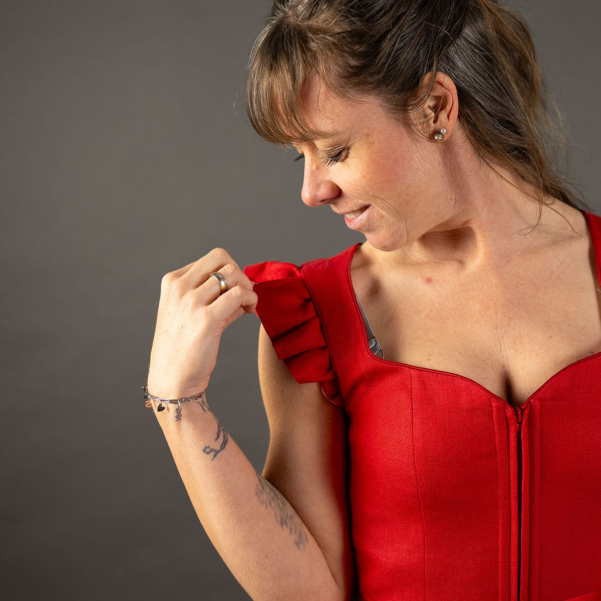 Elli & Juliette 2-in-1 Dirndl Fiona Soraya Rot mit abnehmbarem Flügelarm 70 cm