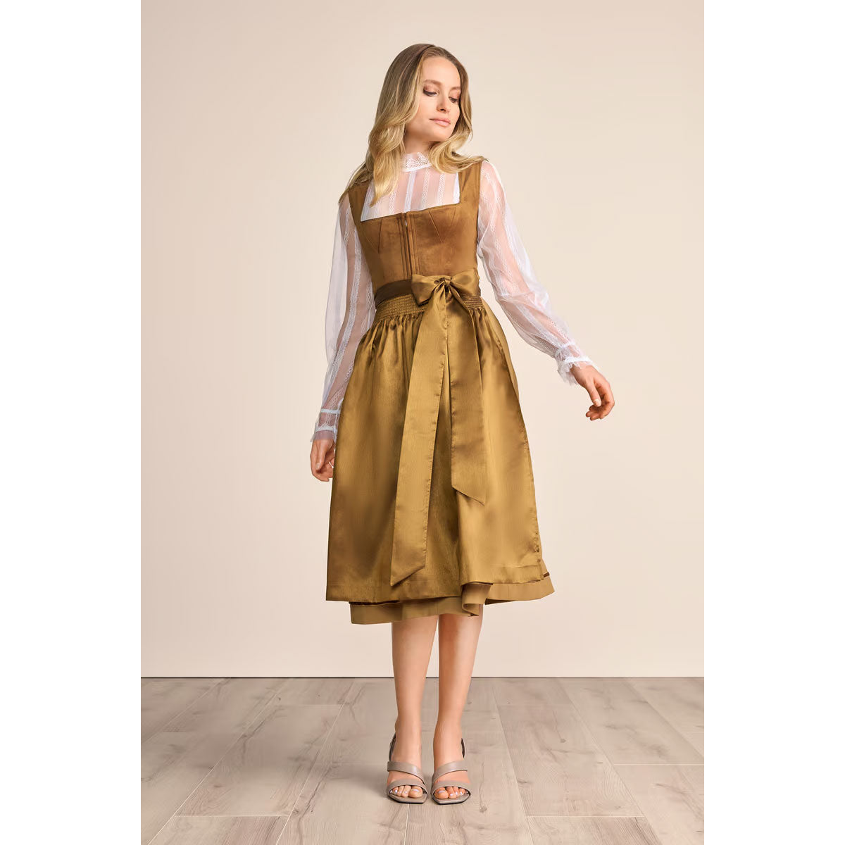 Krüger Dirndl Suzanne Braun Dreiecks-Naht 70cm mit Reißverschluss und Schleife Farbe: Gelb, Braun, Gold