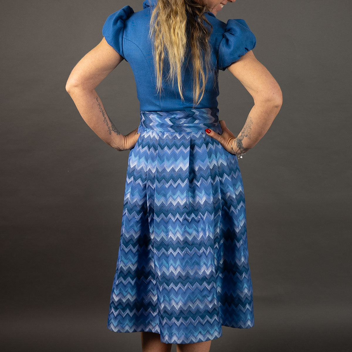 Elli & Juliette Dirndl Bobbi Ophelia Mittelblau mit Puffarm