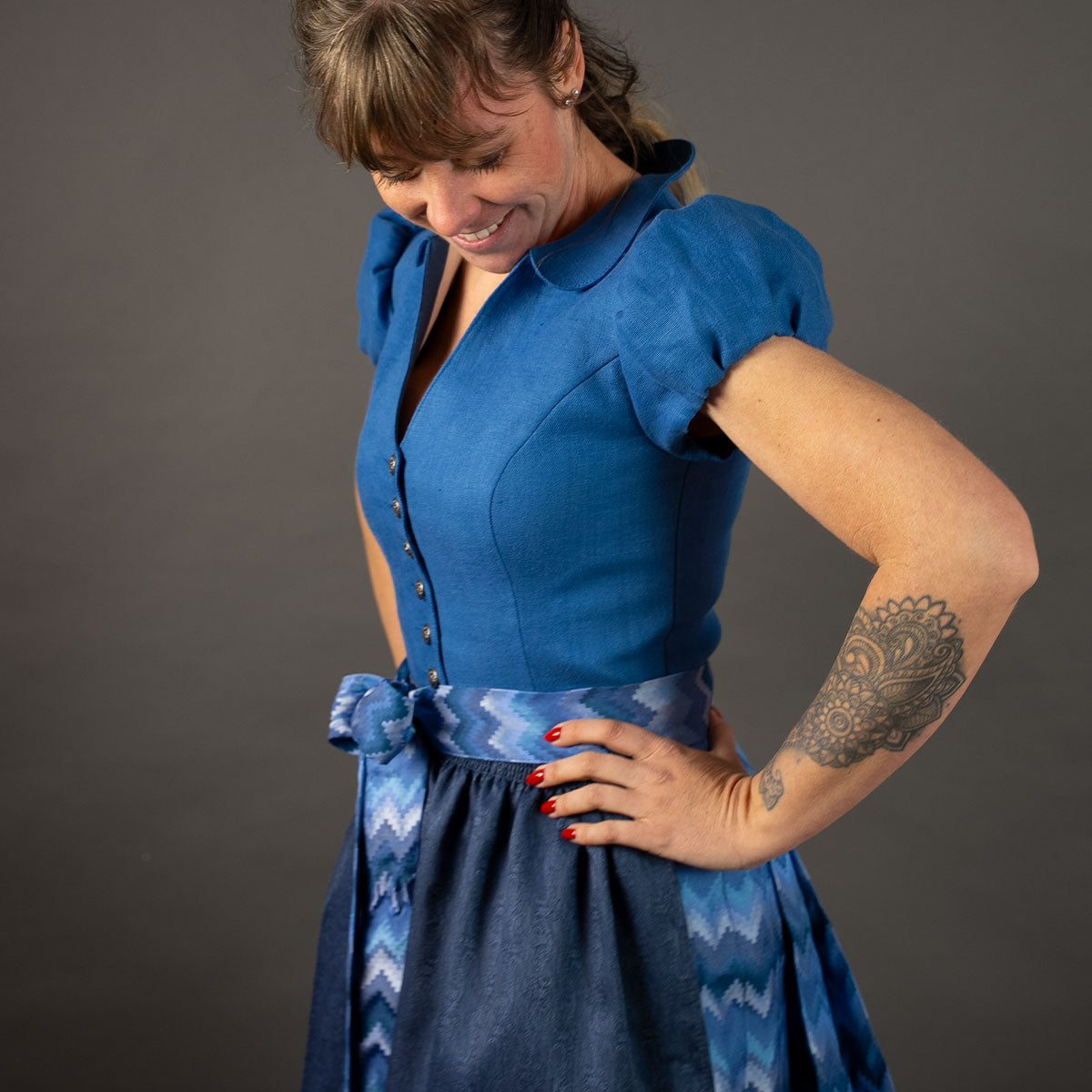 Elli & Juliette Dirndl Bobbi Ophelia Mittelblau mit Puffarm