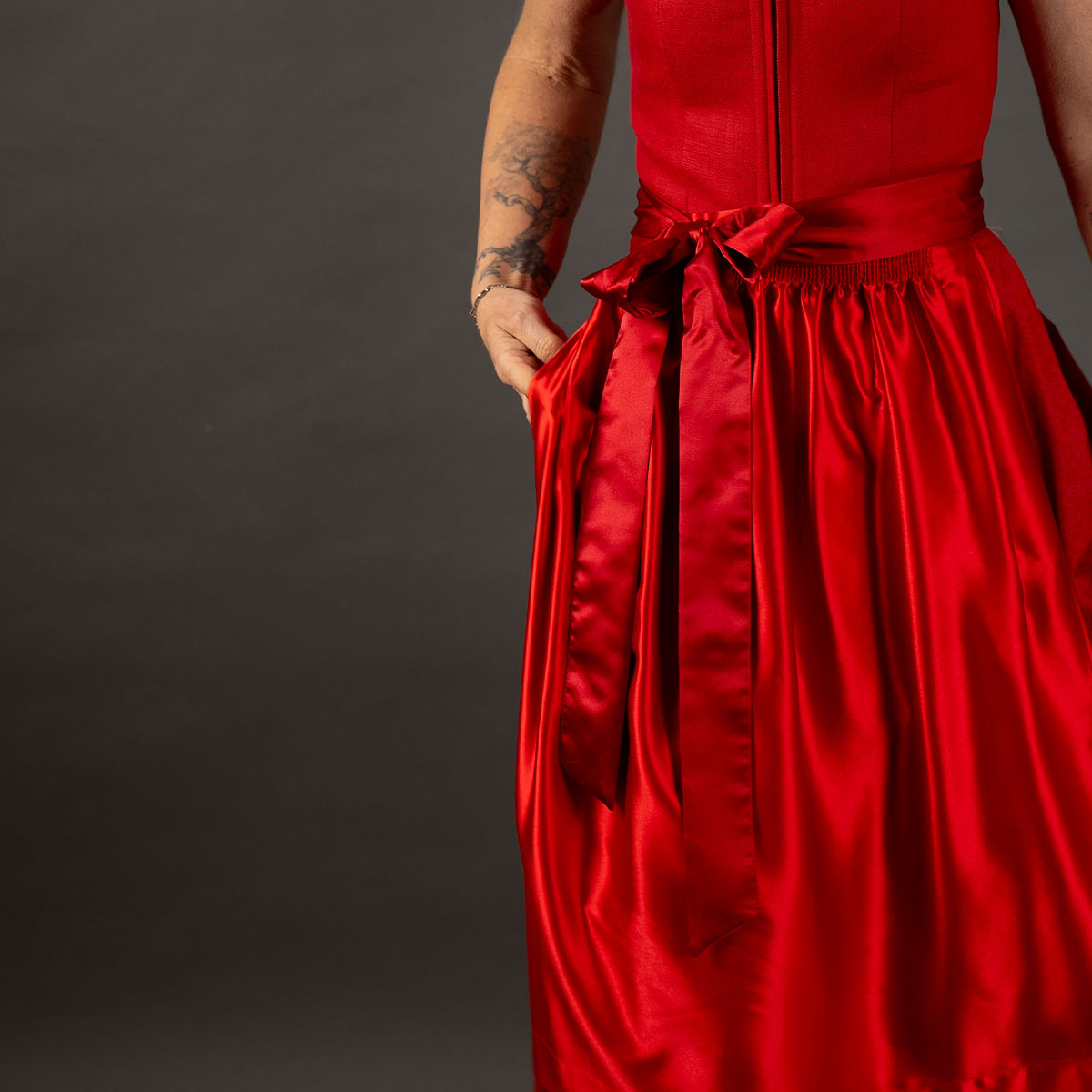 Elli & Juliette 2-in-1 Dirndl Fiona Soraya Rot mit abnehmbarem Flügelarm 70 cm