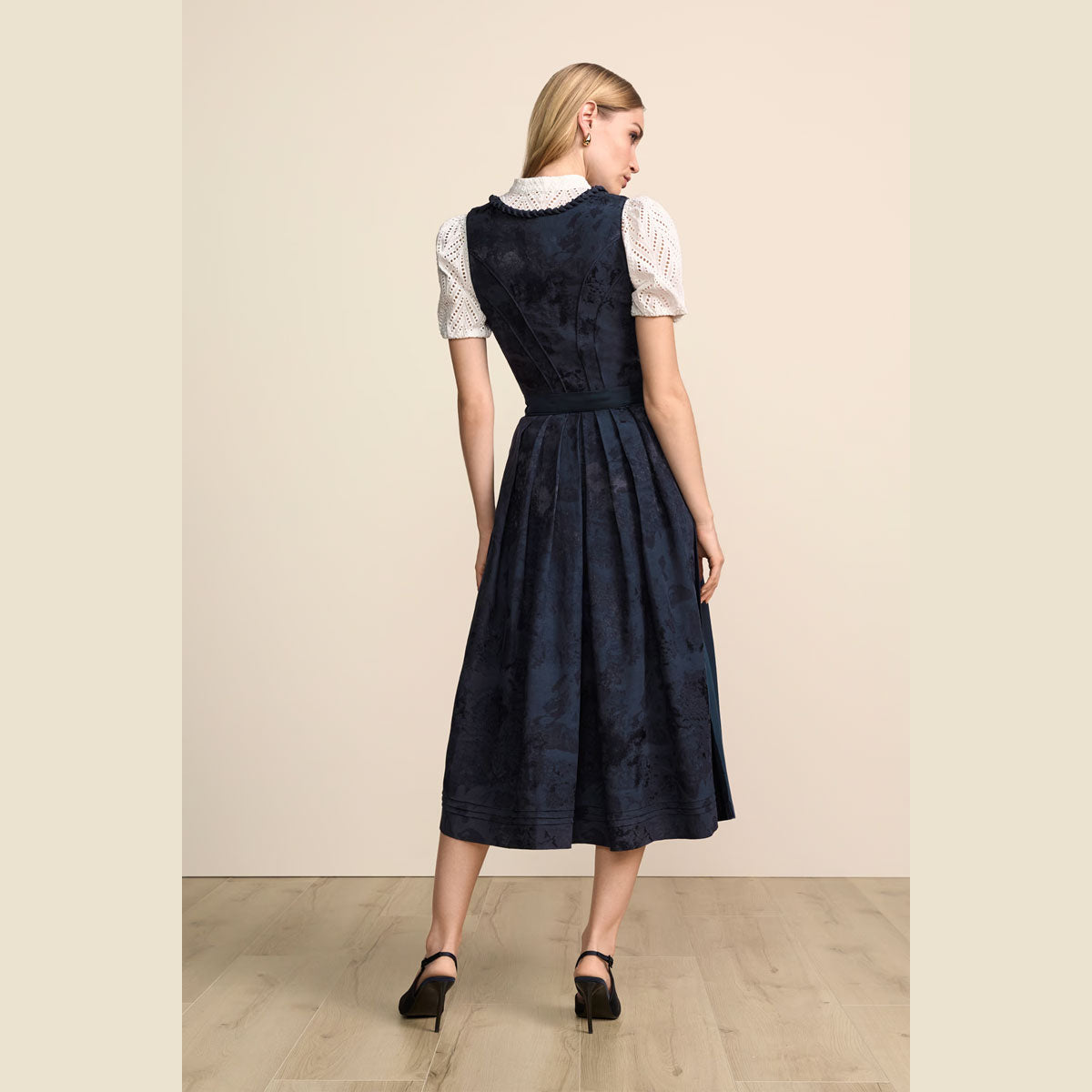 Krüger Dirndl Calyssia Marine schimmernde Ornamente 80cm - Datschi Trachten