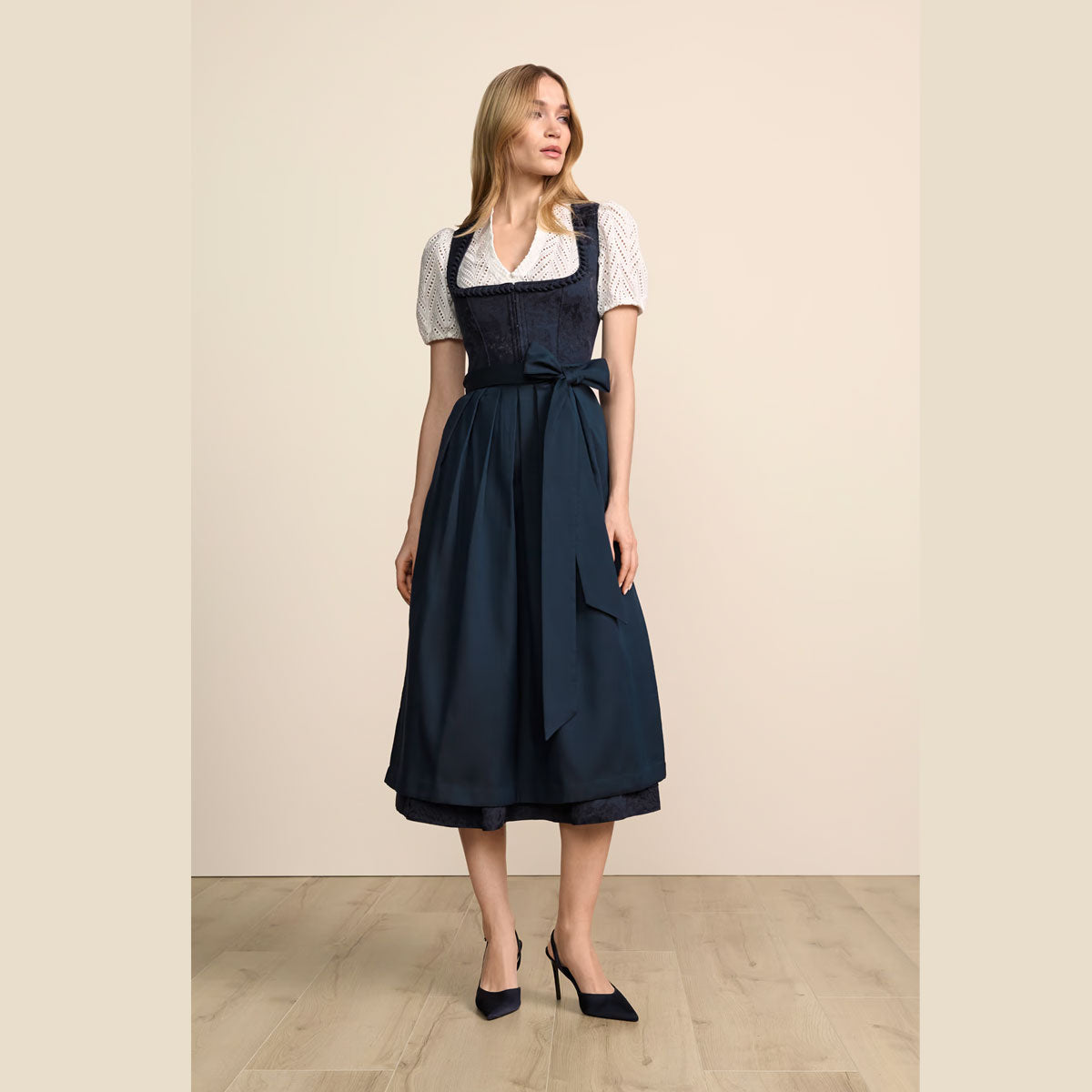 Krüger Dirndl Calyssia Marine schimmernde Ornamente 80cm - Datschi Trachten