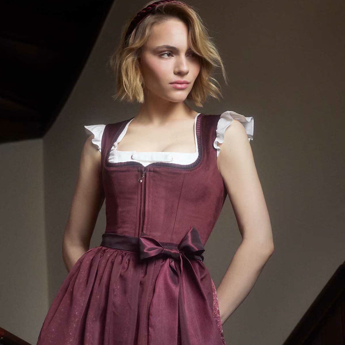 Krüger Dirndl Dilia Dunkelrot Samt mit Reißverschluss 70cm - Datschi Trachten