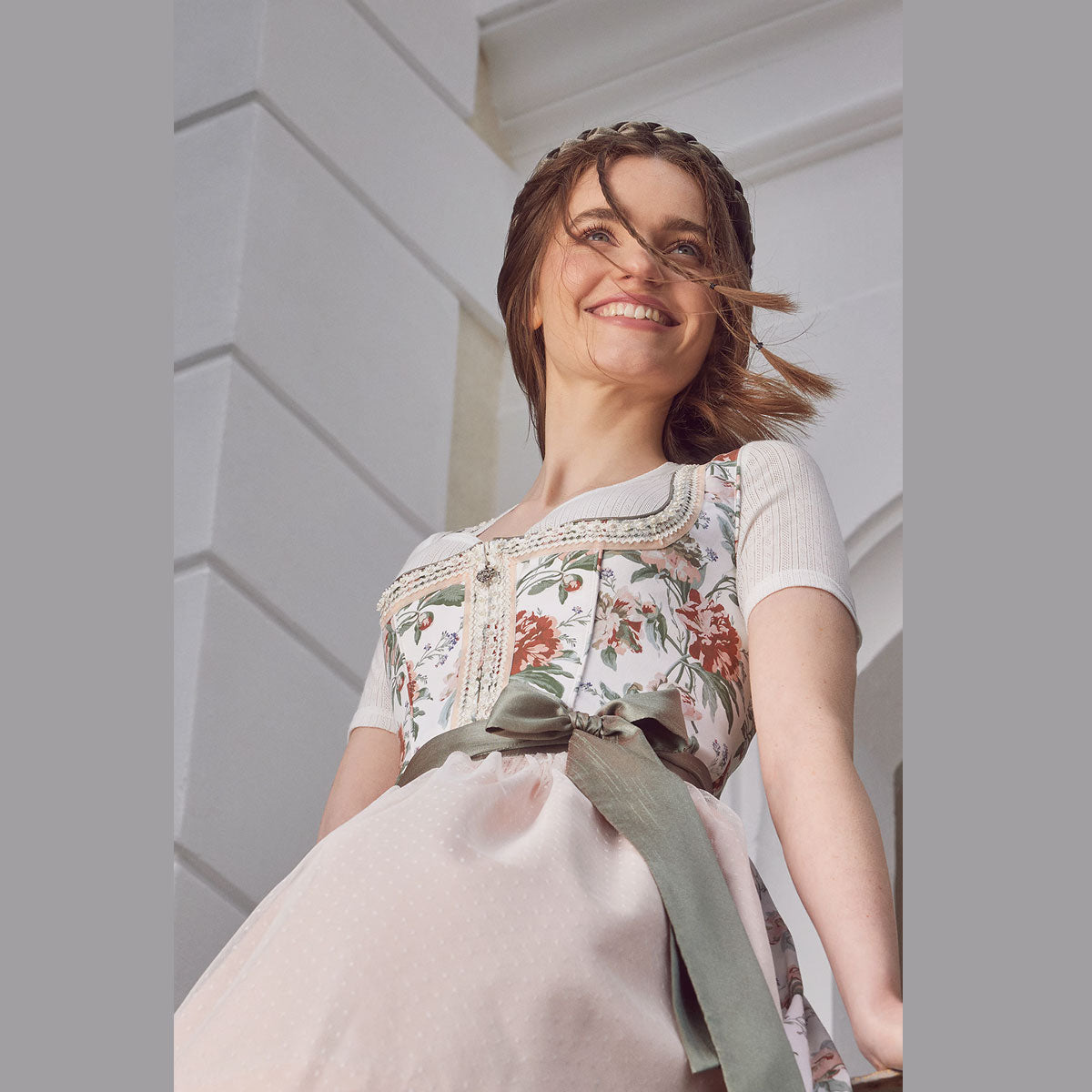 Krüger Dirndl Joceline Floral Rosé Perlenborte 60cm - Datschi Trachten