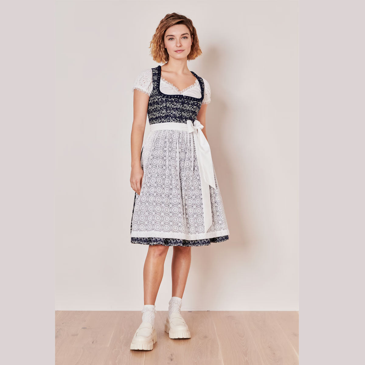 Krüger Dirndl Minna Marine Spitzenschürze 60cm - Datschi Trachten