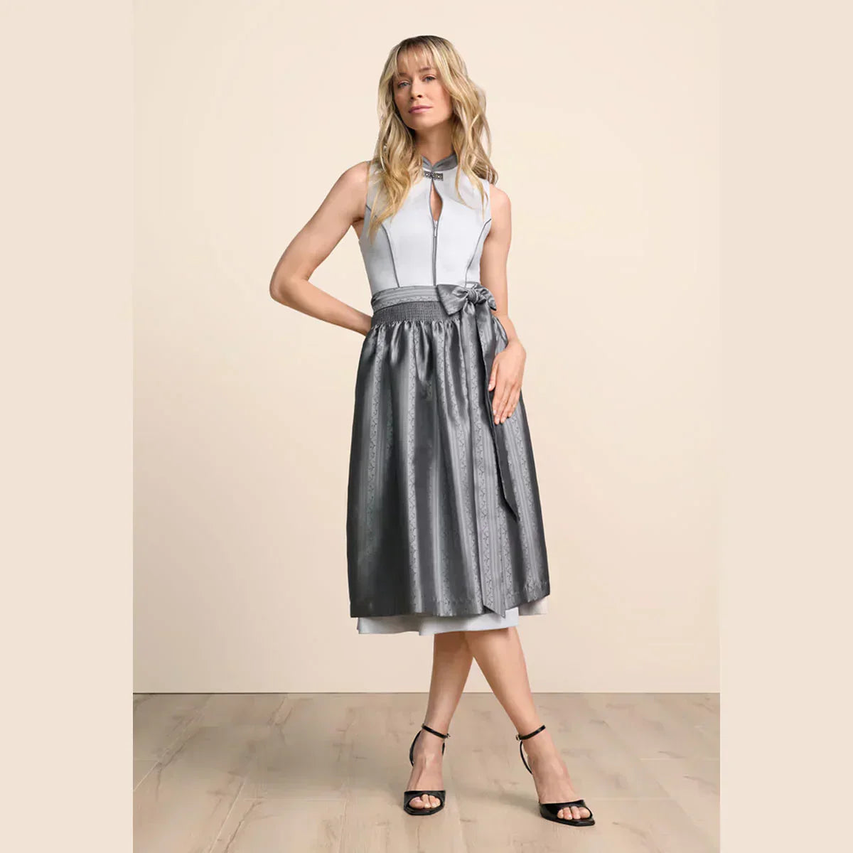 Graues Dirndl | Eleganz trifft Tradition in verschiedenen Grau Tönen 