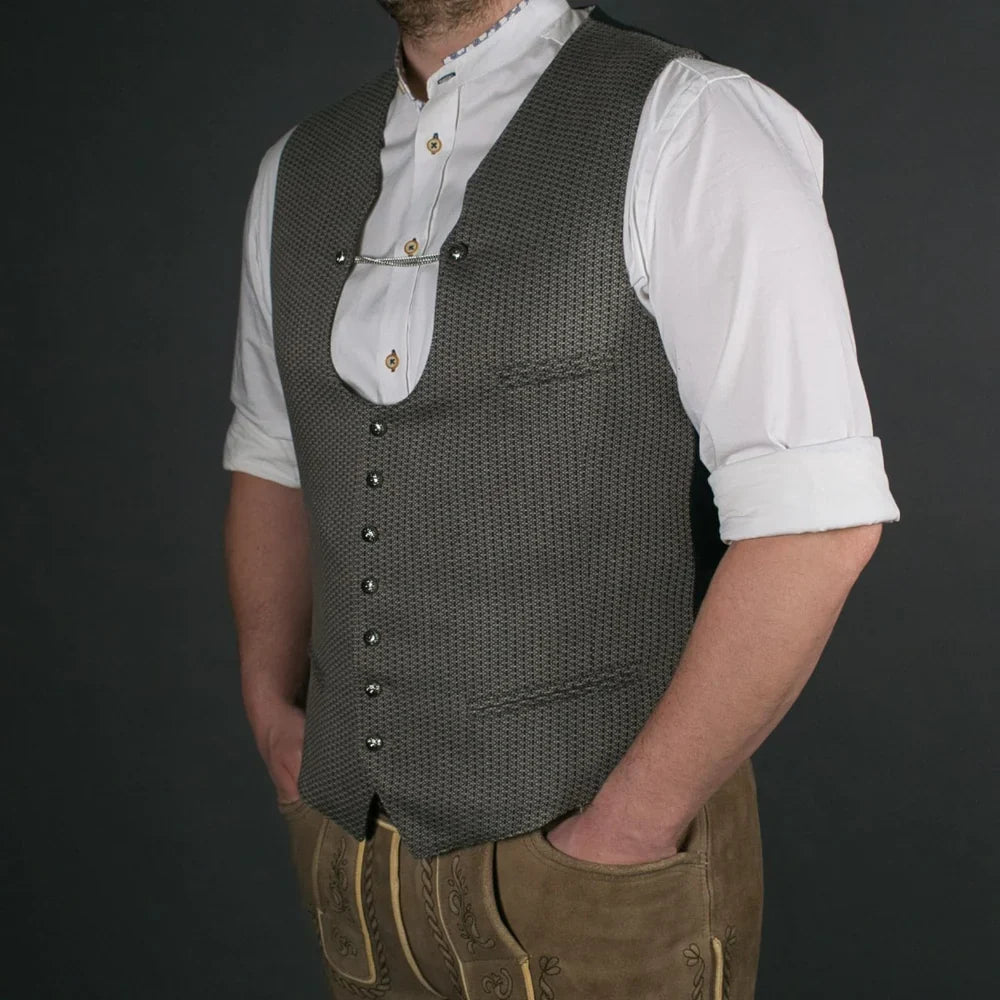 Elegante Herren Trachtenweste in hellen Beige- und Creme-Tönen für ein modernes Trachtenoutfit kombiniert mit weißem Trachtenhemd