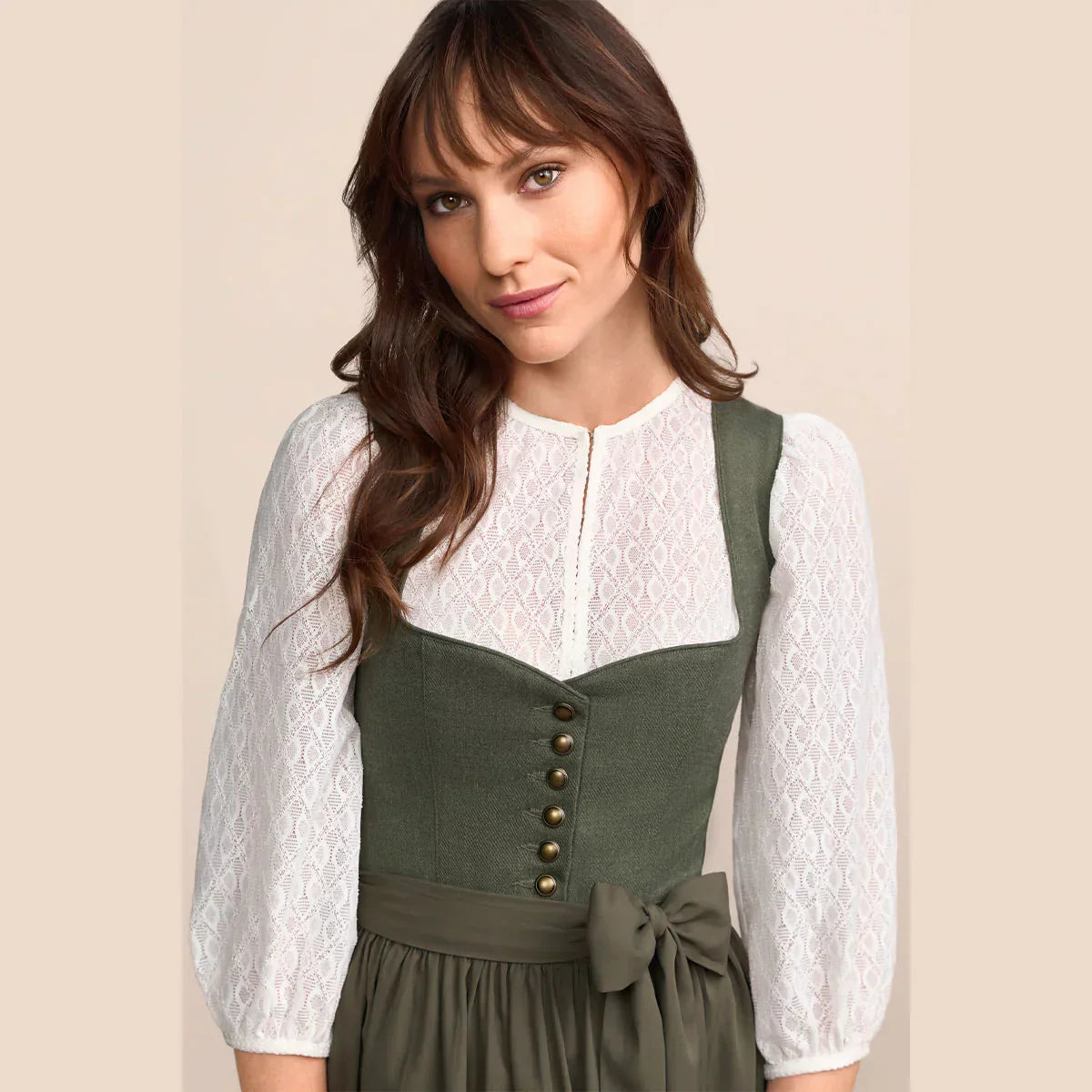 Krüger Dirndl mit Herz-Ausschnitt - Romantisch und Feminin, mit dekorativem Mieder und eleganter Schürze