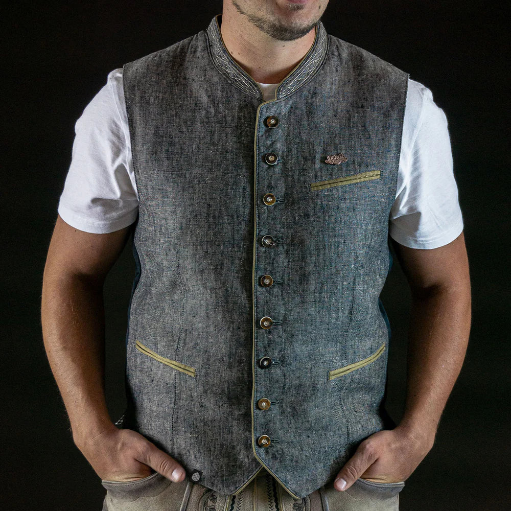 Klassisch elegante Herren Trachtenweste aus der  Standardkollektion kombiniert mit Lederhose und Trachtenhemd