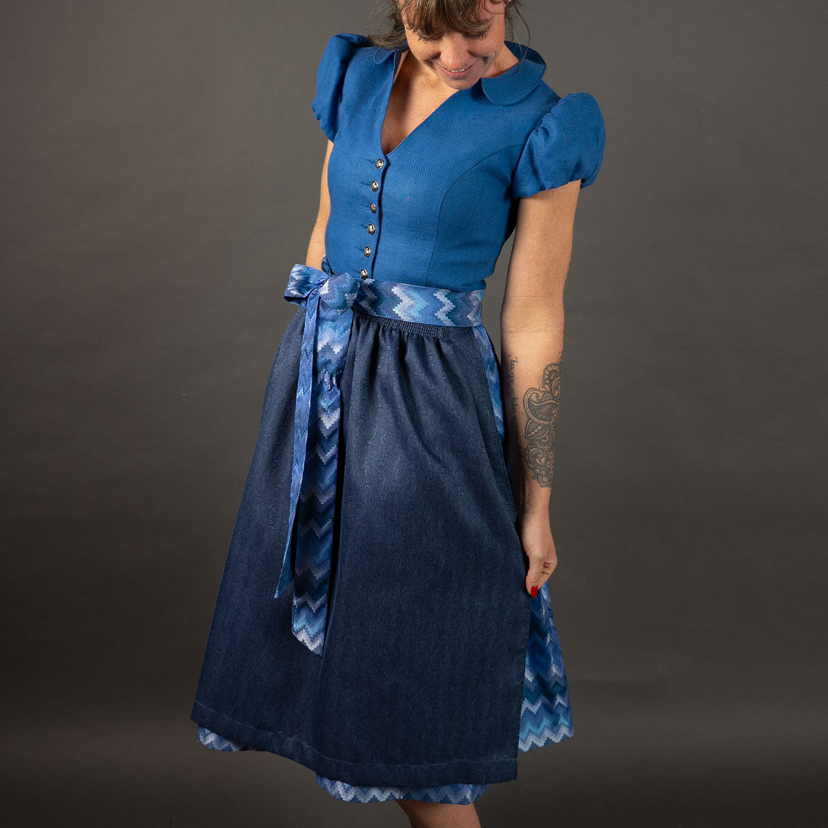 Dirndl mit V-Ausschnitt elegantes Trachtenkleid Damen