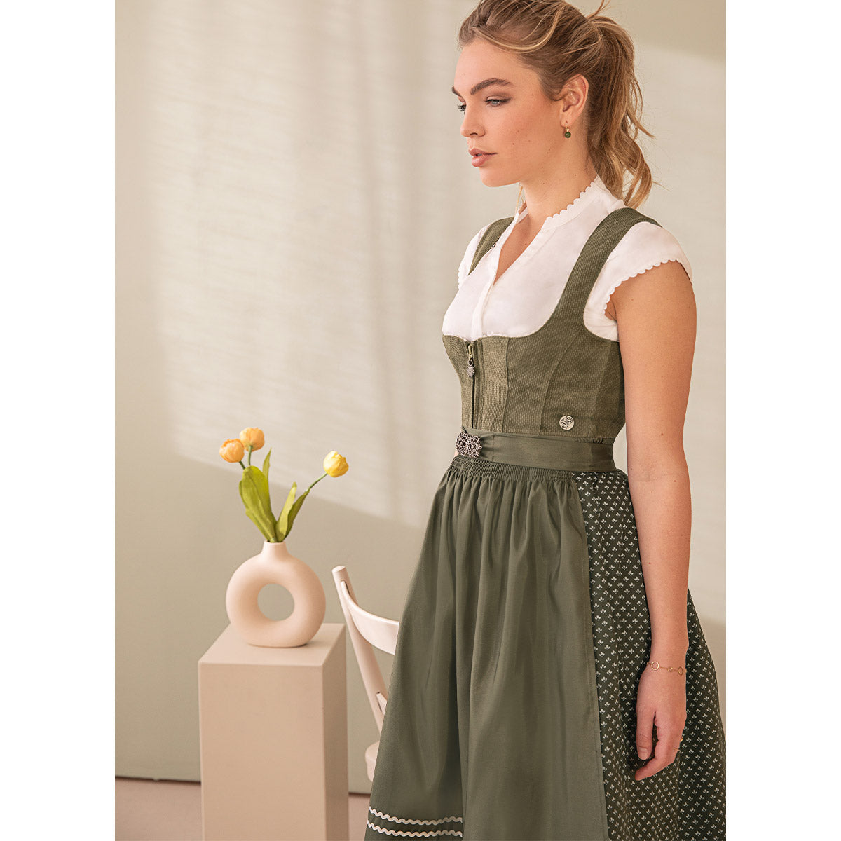 Marjo Dirndl Grün | Traditionelles grünes Dirndl mit klassischem Schnitt