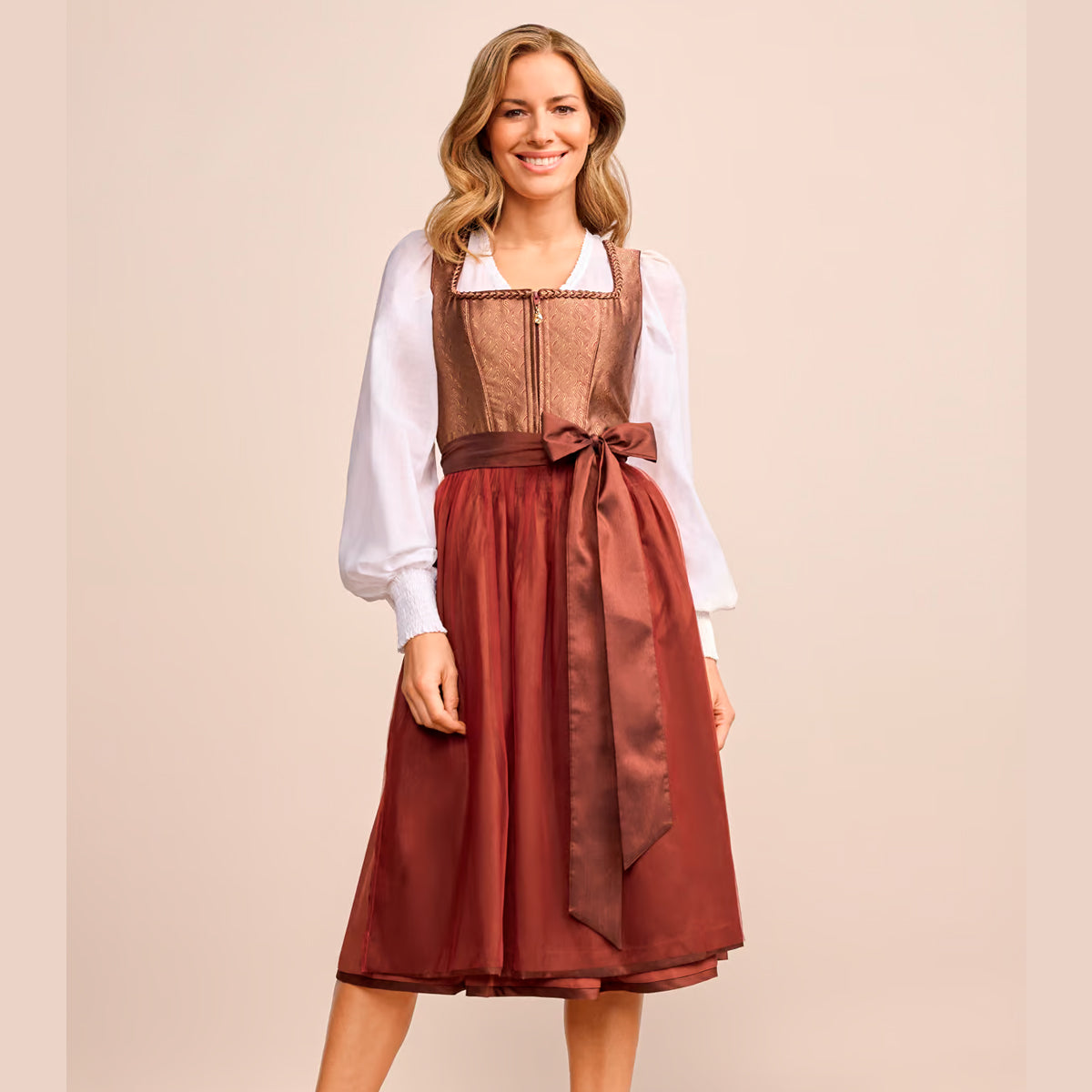 Modernes Dirndl in Orange für Oktoberfest und Hochzeit