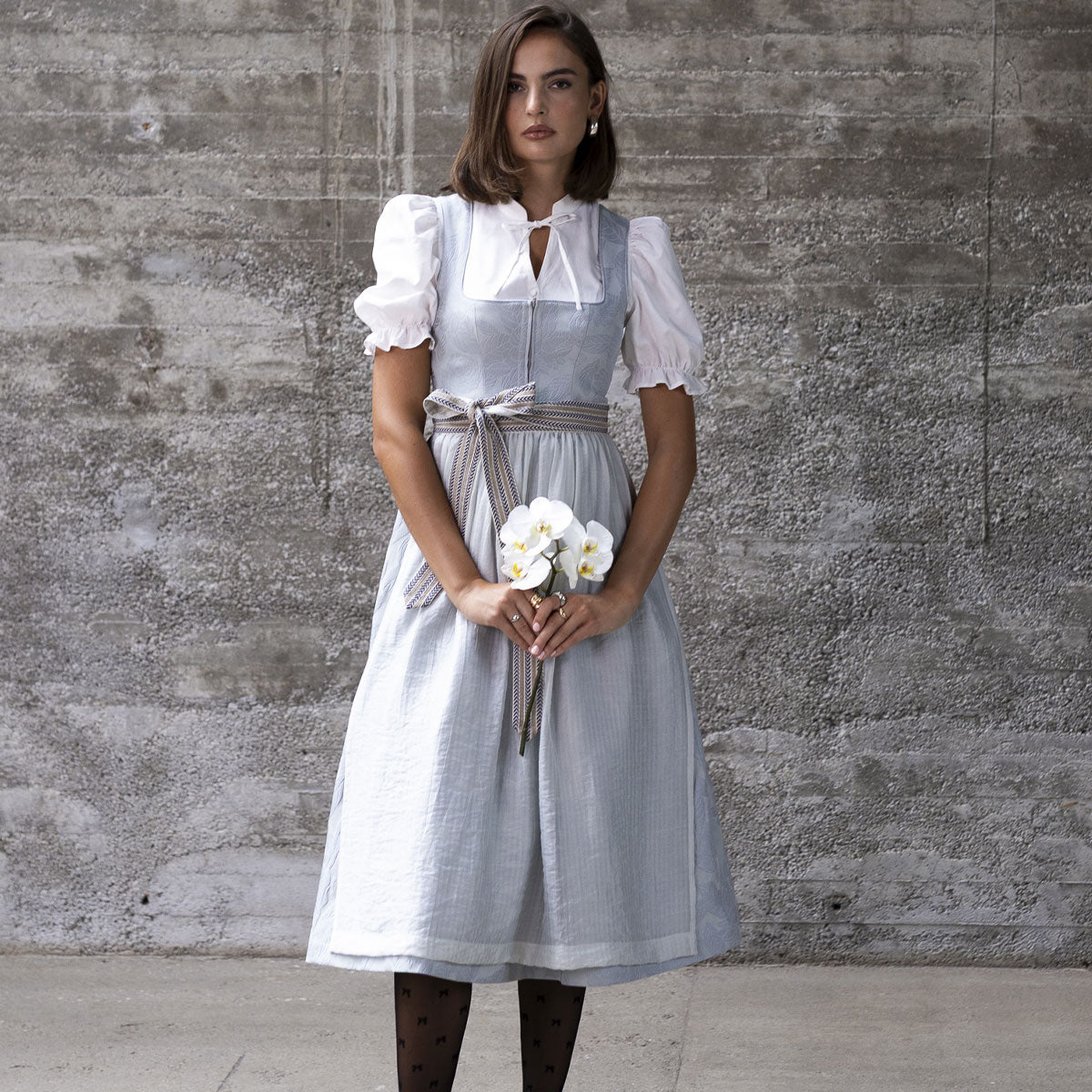 Madame Marie Dirndl mit geradem Balkonett-Ausschnitt – elegant und feminin