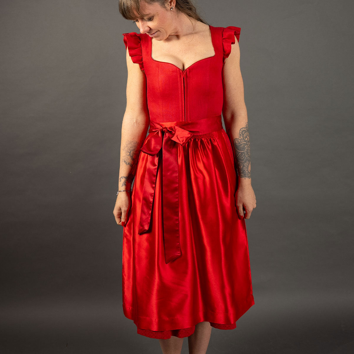 Rotes Elli&Juliette Dirndl mit eleganter Trachtenmode