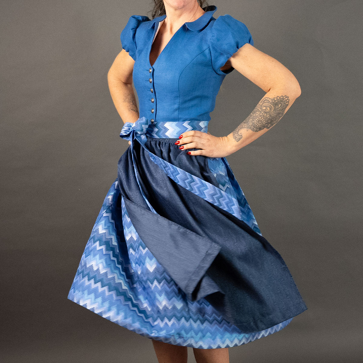 Elli & Juliette Dirndl Bobbi Ophelia Mittelblau mit Puffarm