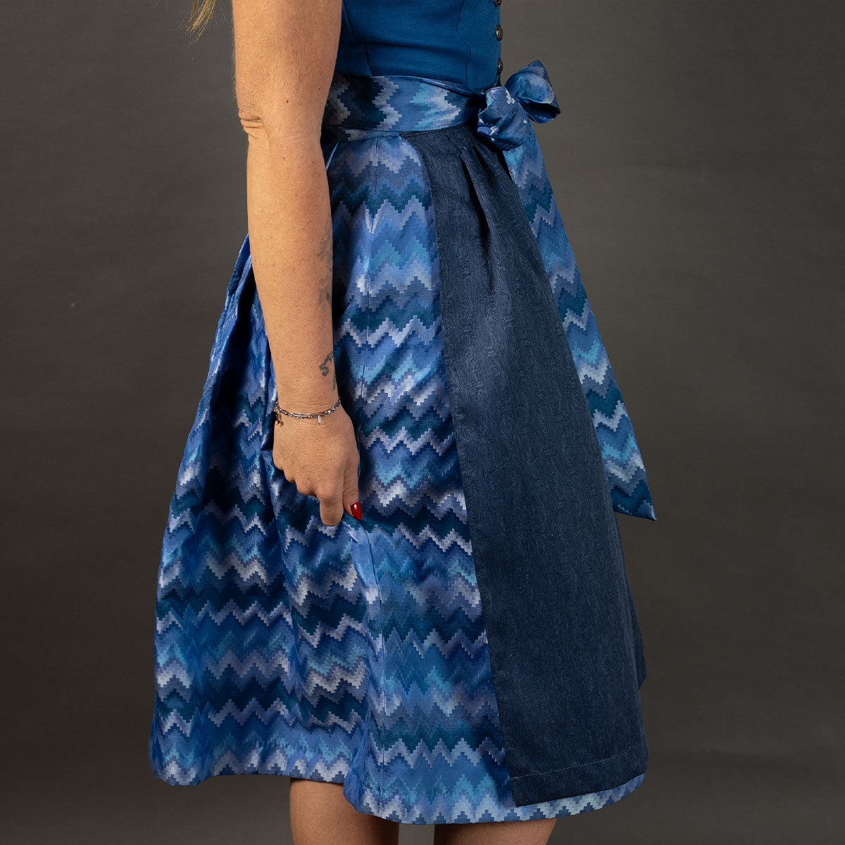 Elli & Juliette Dirndl Bobbi Ophelia Mittelblau mit Puffarm