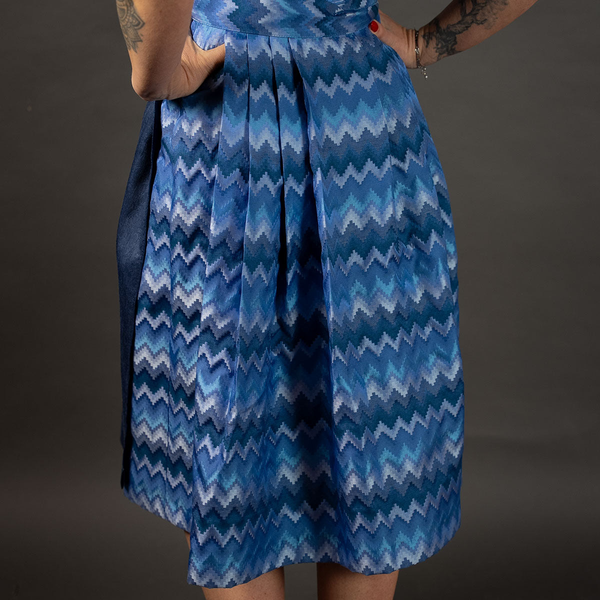 Elli & Juliette Dirndl Bobbi Ophelia Mittelblau mit Puffarm