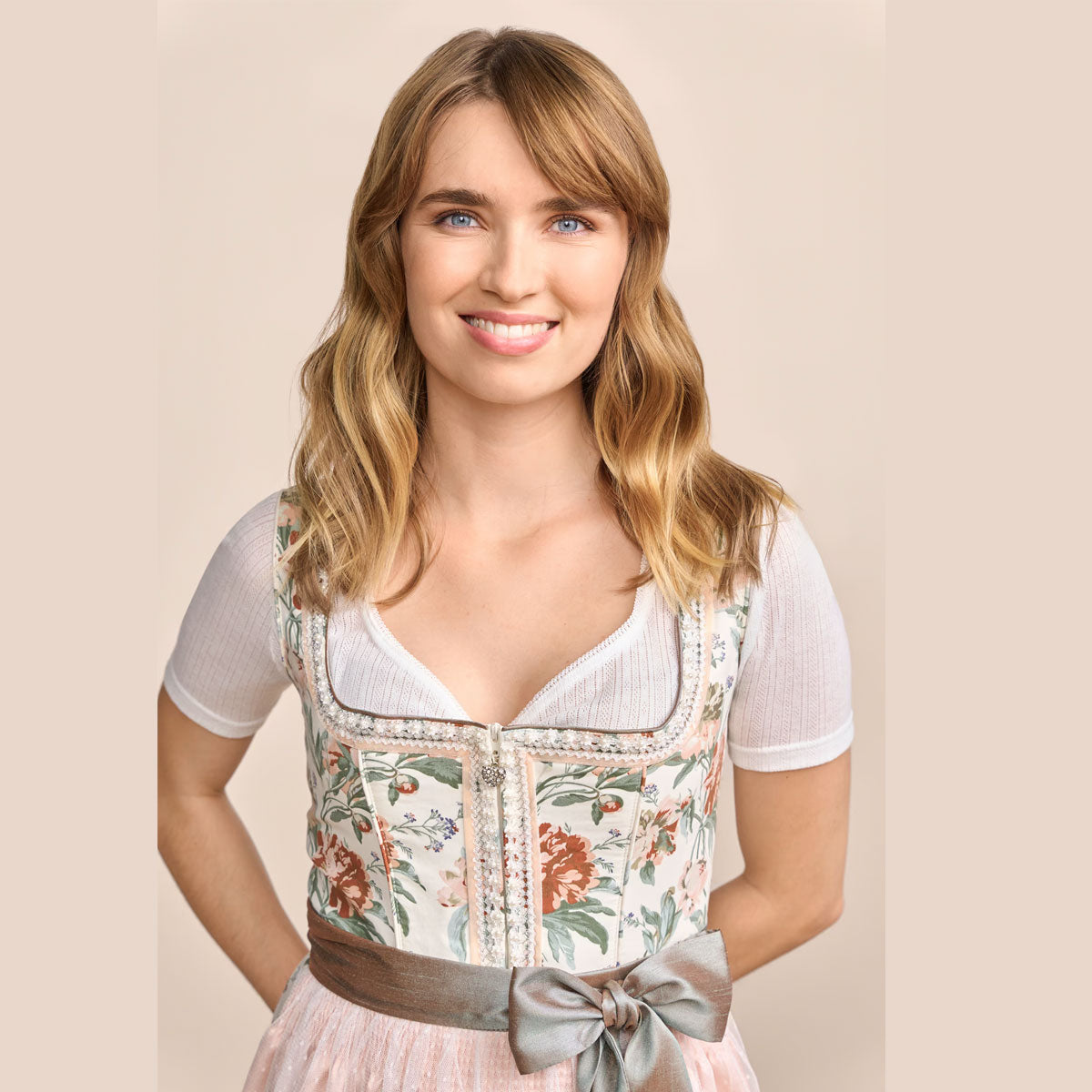 Krüger Dirndl Joceline Floral Rosé Perlenborte 60cm - Datschi Trachten