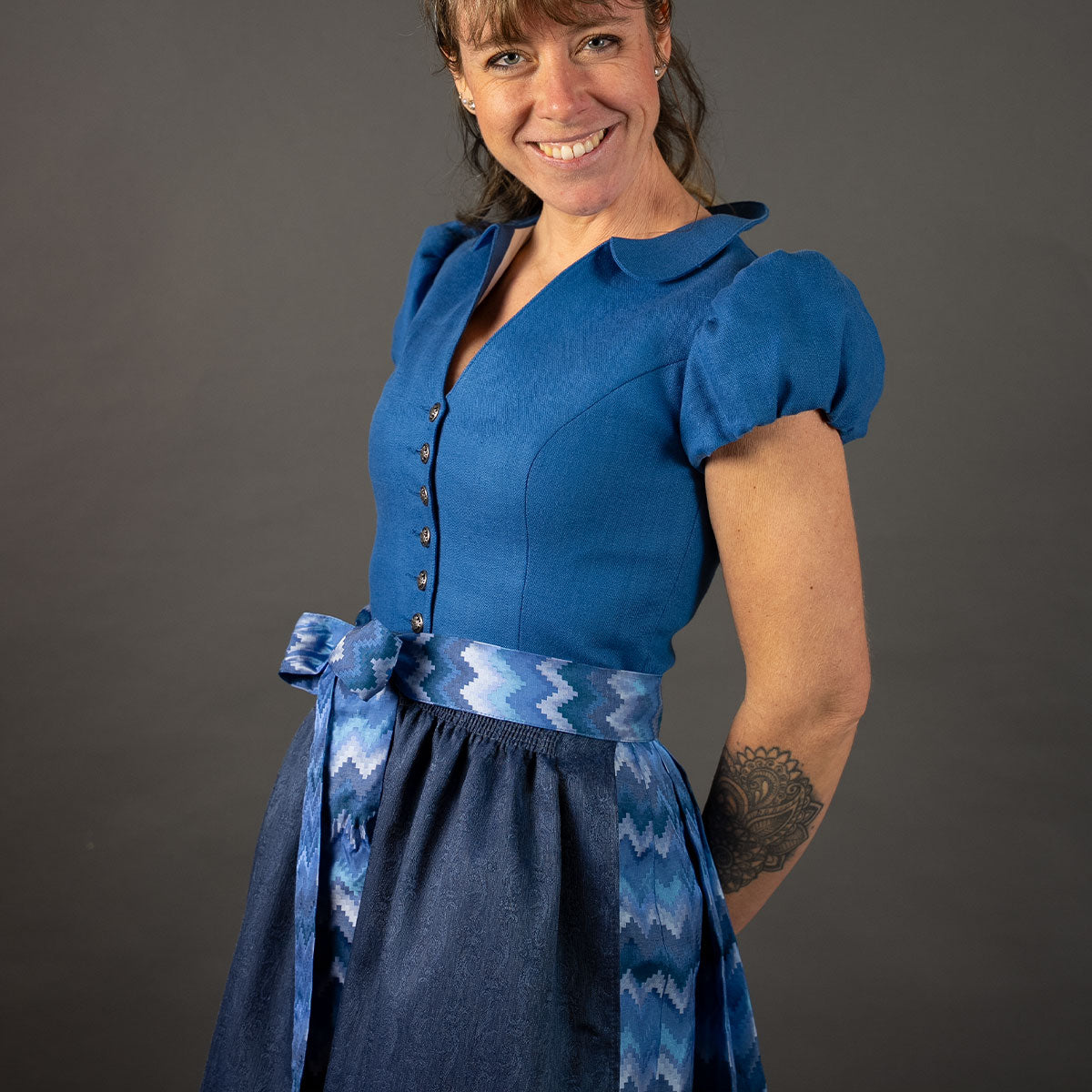 Elli & Juliette Dirndl Bobbi Ophelia Mittelblau mit Puffarm