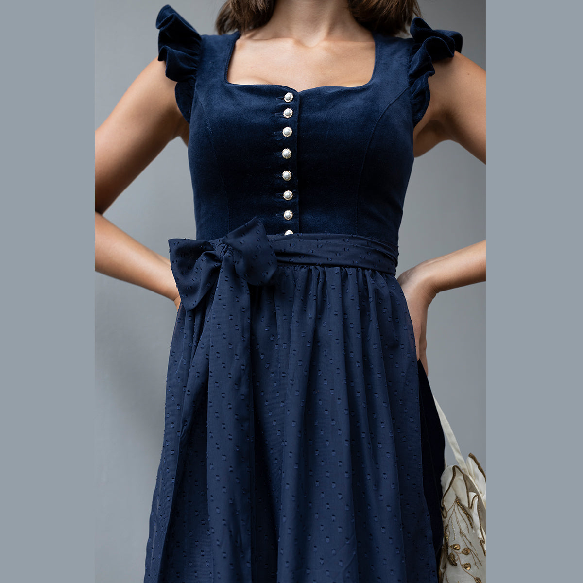 Dunkelblaues Madame Marie Dirndl Soralyn mit Flügelärmeln, 75 cm, Nahaufnahme des Samt-Mieders aus der Kollektion 2026