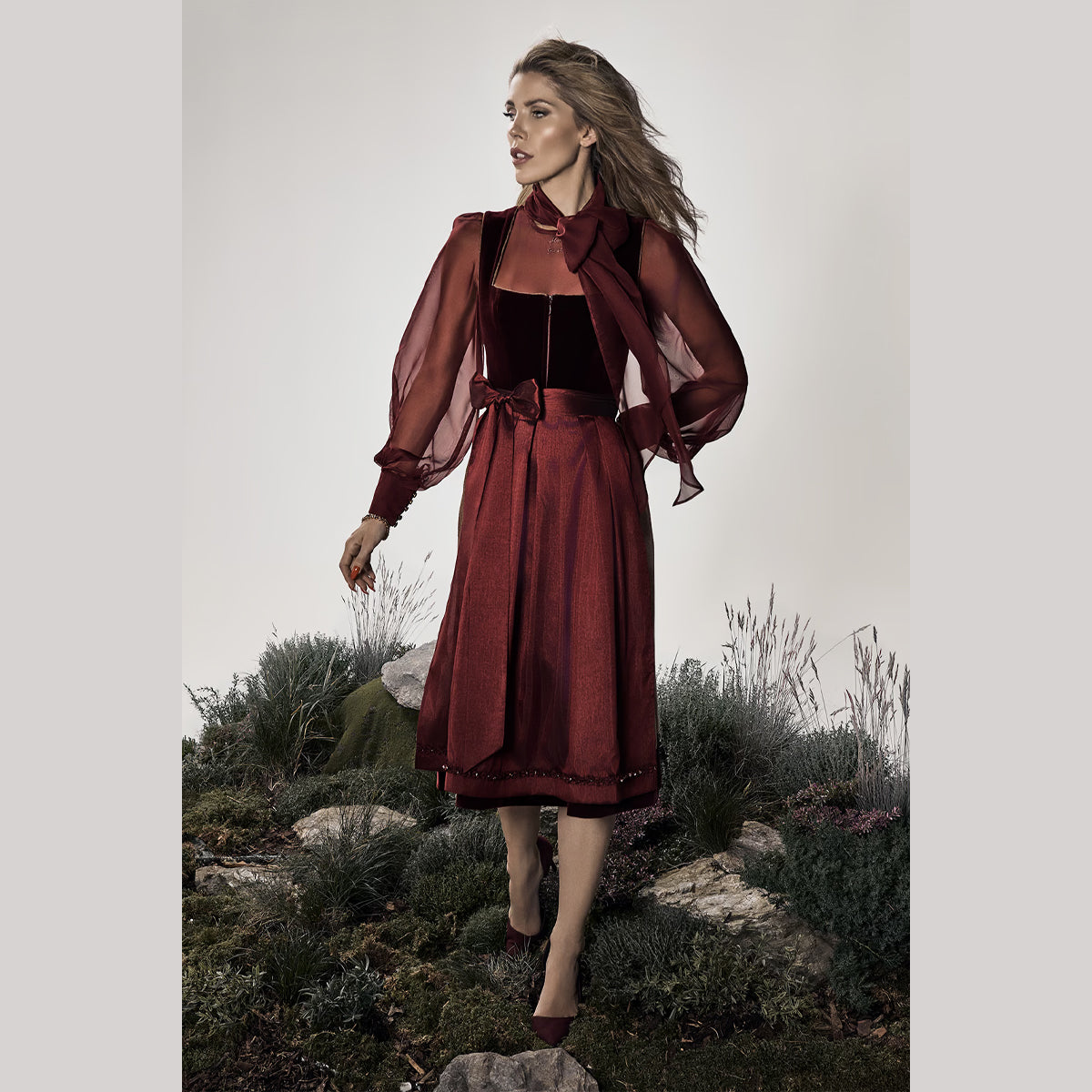 Krüger Dirndlbluse Lady Isla Bordeaux Victoria Swarovski Kollektion